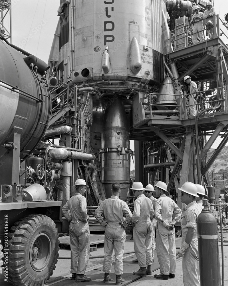 Naklejka premium Vintage Rocket Launch: Aerospace Engineering Team and Technology at Work in Black-and-White Image