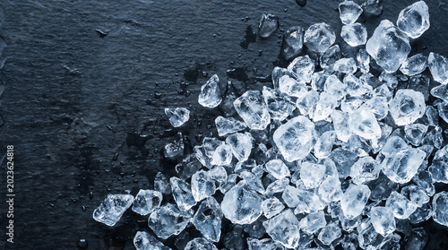 Fotografía Crushed ice cubes on a dark grey slate background