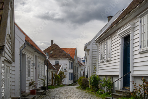 typische Straße mit Kopfsteinpflaster in der Altstadt von Stavanger