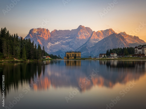 Bild auf Leinwand Lago Misurina situado en Dolomitas, al norte de italia, con el reflejo del Instituto Pio XII y de las montañas Punta Sorapiss