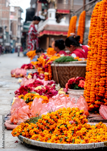 Foto Garlands Of Marigolds Being Sold On Kathmandu Street