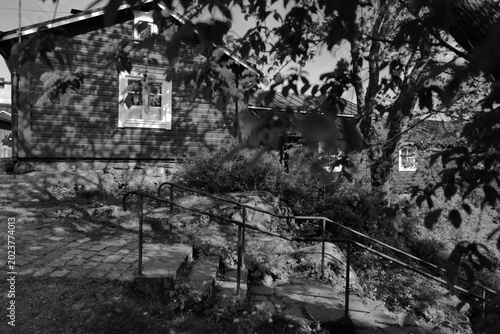 Escalier ombragé dans un village finlandais en noir et blanc