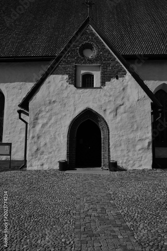 Entrée d’église médiévale en Finlande en noir et blanc