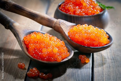 Икра красная-зернистая, полезный и вкусный морепродукт в деревянной ложке.