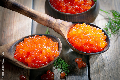 Икра красная-зернистая, полезный и вкусный морепродукт в деревянной ложке.