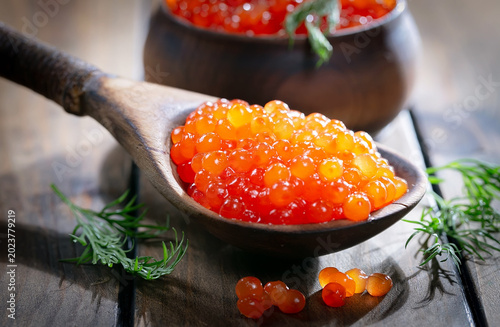 Икра красная-зернистая, полезный и вкусный морепродукт в деревянной ложке.