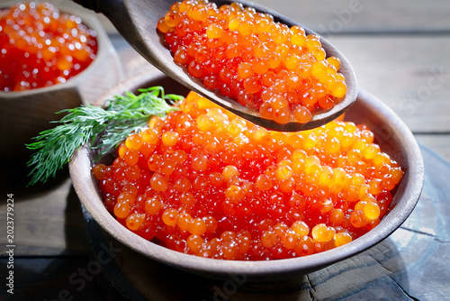 Икра красная-зернистая, полезный и вкусный морепродукт в деревянной ложке.