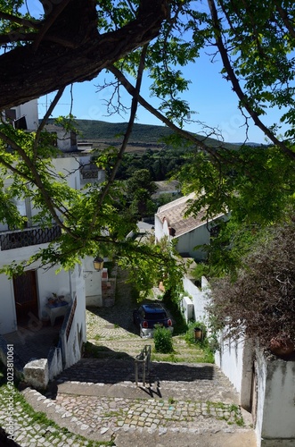 Una calle empinada en Alte, Algarve, Portugal