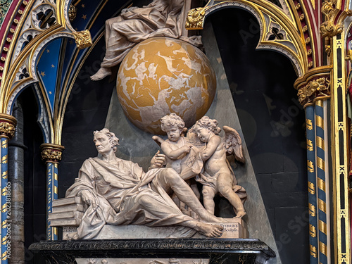Obraz na plátne Isaac Newton Monument in Westminster Abbey Marble Tomb Sculpture with Globe and