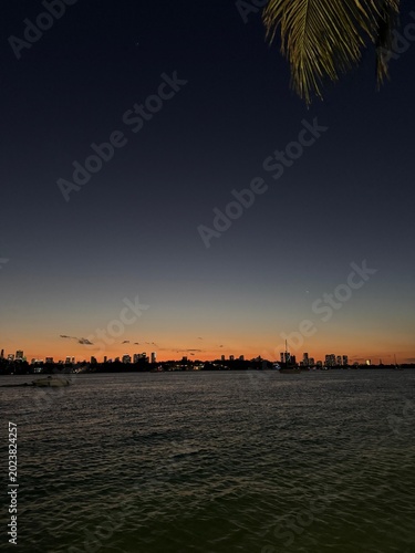 Foto calmo atardecer