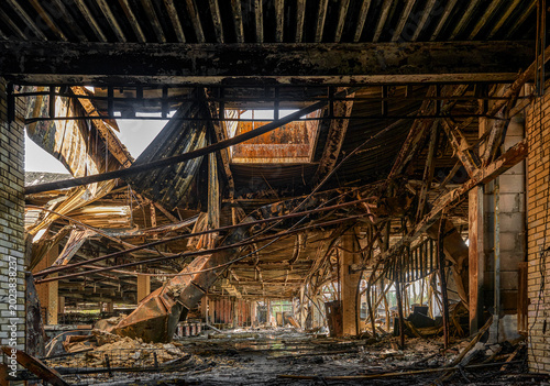Obraz na plátně Full interior view of a commercial building gutted by intense fire damage
