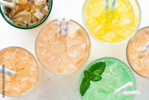 Photos Colorful iced drinks with paper straws top view modern summer party  background