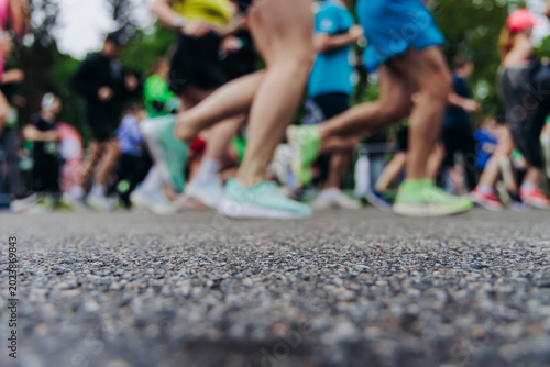Foto Marathon runners crowd, sportsmen participants start running the half-marathon i