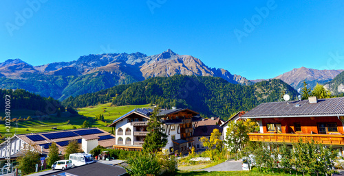 Blick über Nauders am Reschenpass auf die herbstliche Bergkulisse der Ötztaler Alpen in Tirol