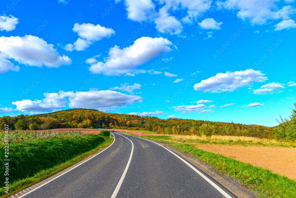 Fototapeta premium Bundesstraße B276 zwischen Brachttal und Birstein im Herbst