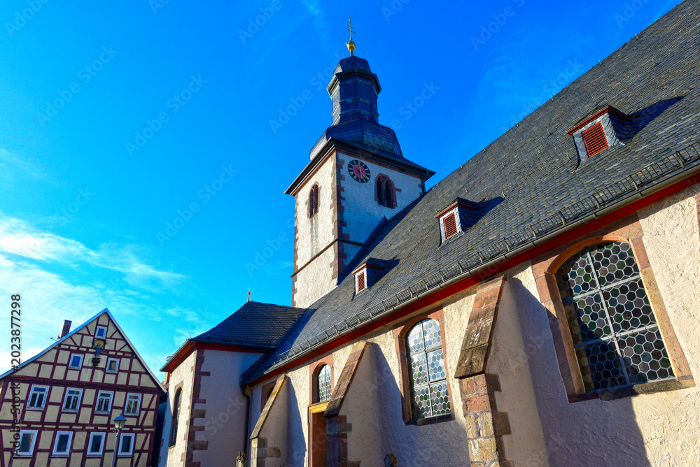 Fototapeta premium Stadtpfarrkirche St. Jakobus im historischen Stadtkern von Herbstein, Vogelsberg