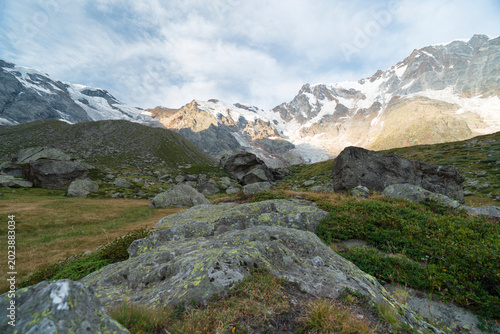 Bild auf Leinwand Parete est del Monte Rosa alle prime luci autunnali visto dall'alpe Pedriola