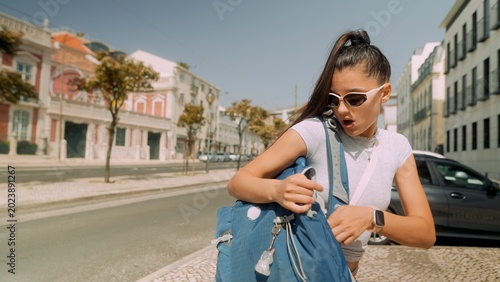 Foto Young Asian woman searches for food on roadside during travel break