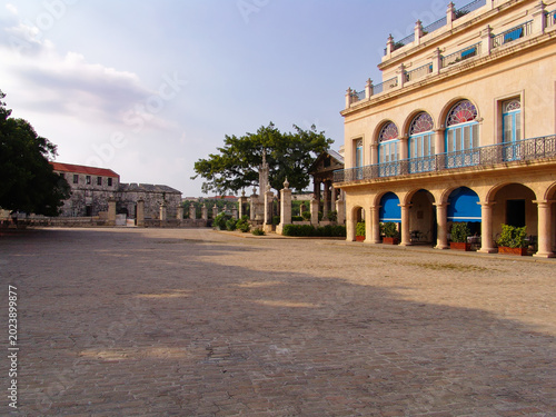 Schilderij op canvas Plaza de Armas in Old Havana Cuba with historical colonial architecture alongsid