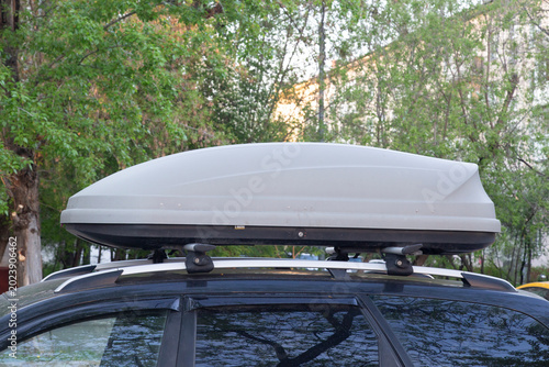 The trunk on the car roof to transport goods.