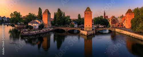 Foto Ponts Couverts Covered Bridges on the canals of Petite France in Strasbourg, Fra