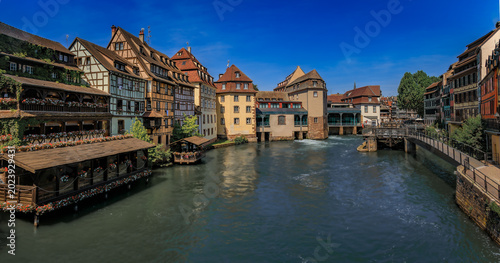 Canvastavla Half timbered houses with flowers, canals of Petite France in Strasbourg, France