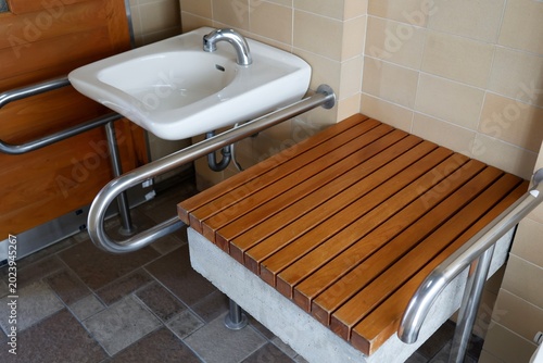 公共トイレに設置された木製のおむつ替え用の台。