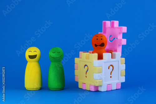 Foto Team deciphering questions contained in a cube