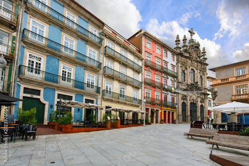 Fotografía The colorfully tiled Largo de São Domingos square with the baroque Igreja da Misericórdia church in view in the historic Ribeira district of Porto, Portugal