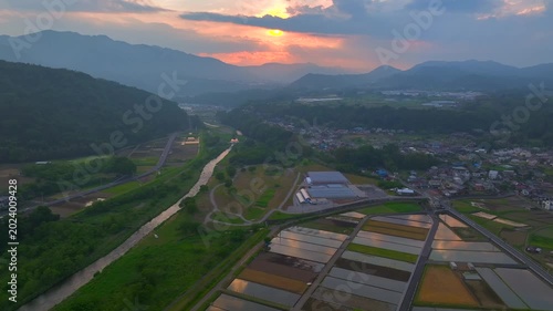 美しい夕景　水を張った水田を眺める