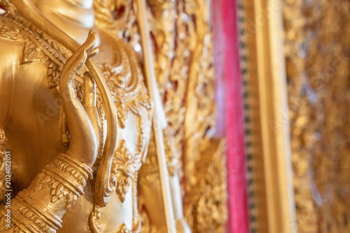 Fotografía Close view ornate temple door golden thepphanom figure high relief layered carving sacred Thai ornament craftsmanship