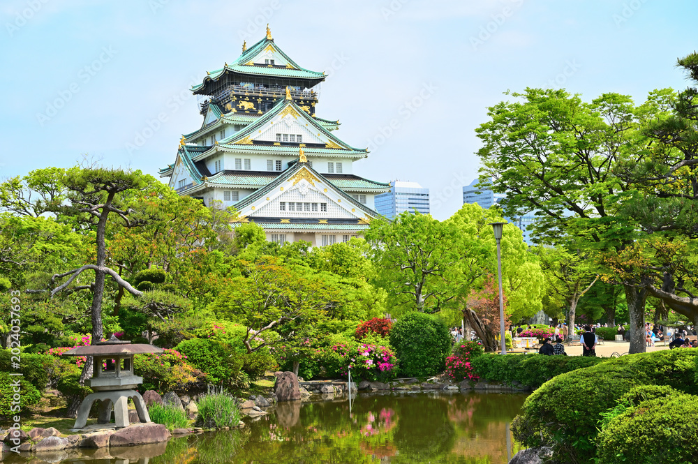 Obraz premium Osaka Castle Main Keep and Traditional Japanese Garden in the Honmaru Grounds, Osaka, Japan