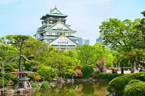 Foto Osaka Castle Main Keep and Traditional Japanese Garden in the Honmaru Grounds, O