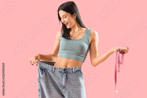 Young woman in loose jeans ...