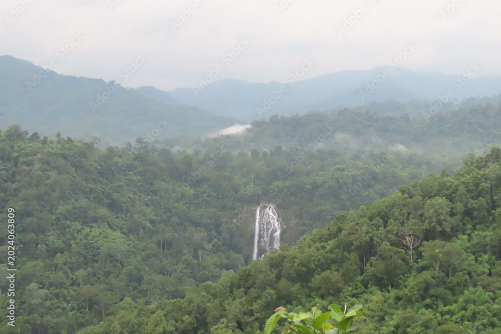 Obraz premium Khlong Lan Waterfall