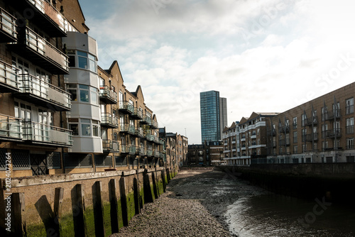 Tableau sur toile St saviour's dock london urban landscape at low tide
