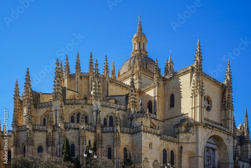 Fotografía Segovia,Spain,Gothic cathedral with ornate spires and domed roof under clear blu