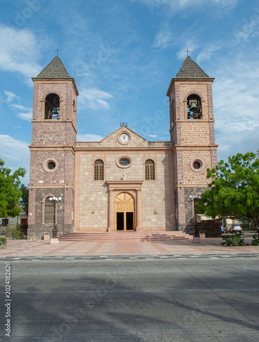 Ciudad de La Paz, capital del estado de Baja california Sur, MEXICO. Catedral de nuestra señora de La Paz, junto al parque JARDIN VELAZCO
