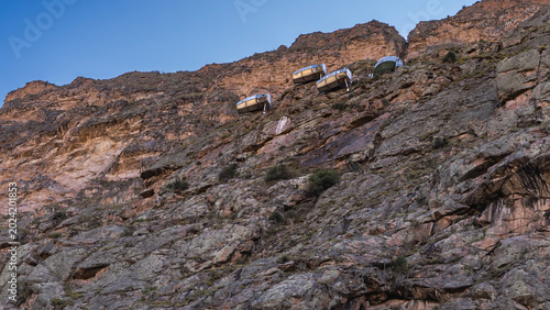 Foto A sheer cliff devoid of vegetation