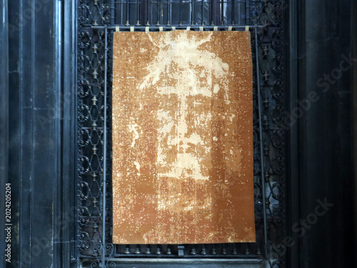 Riproduzione fotografica in negativo della Sacra Sindone di Torino con i dettagli del volto e del corpo impresso sul lenzuolo funebre
