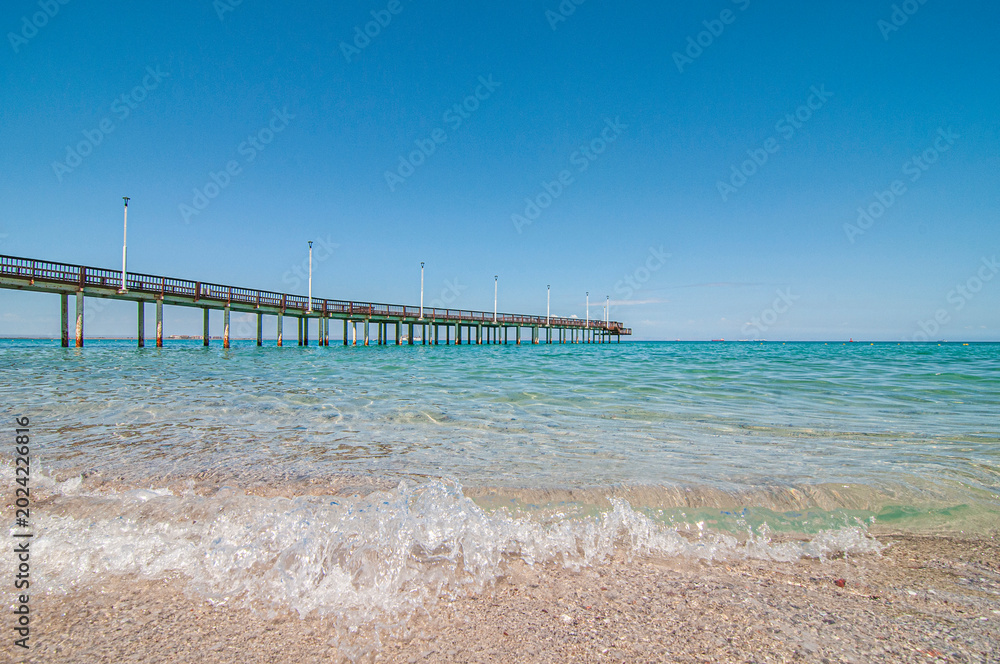 Fototapeta premium Bahia y ciudad de La Paz Baja california Sur. MEXICO, mañana soleada de vacaciones de verano, olas con mar cristalino de playa EL COROMUEL.