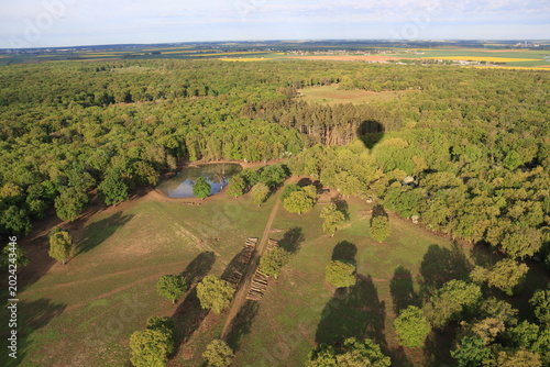 Ombre d'une montgolfière dans la campagne