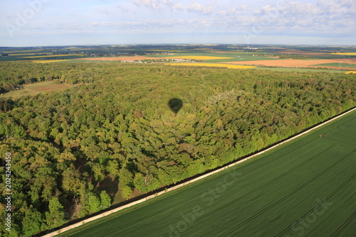 Ombre d'une montgolfière dans la campagne