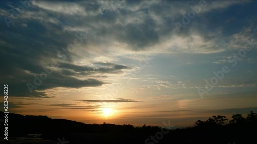 美しい夕暮れの雲の流れと自然美