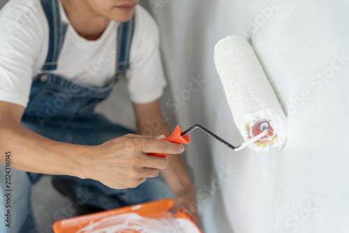 Tableau sur toile painter man, brush in hand for products to restore and paint the wall, indoor th