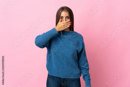 Quadro su tela Young Uruguayan woman isolated on pink background covering mouth with hand