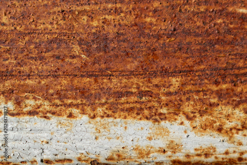 Foto Grunge background of weathered steel sheet with deep orange and brown rust texture eroding white paint