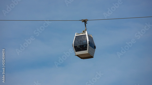Foto Sky ride: cable car gliding through the air