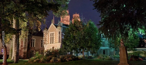 Schilderij op canvas La cathédrale Sainte-Croix vue de nuit depuis le jardin de l'Hôtel Groslot (Orlé