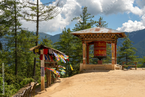 Foto Paro Bhutan, prayer wheel and flags on trek to tiger's nest